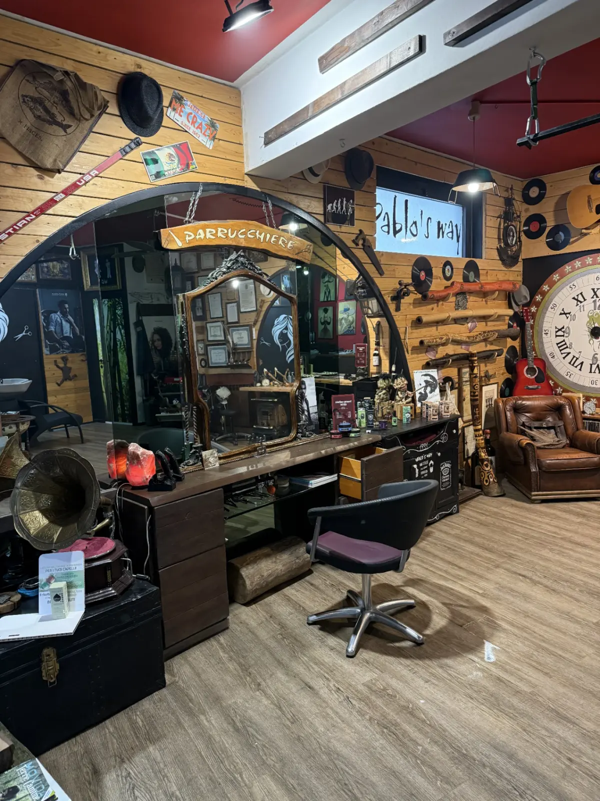 Interno del barbiere Pablo's Way - postazione principale