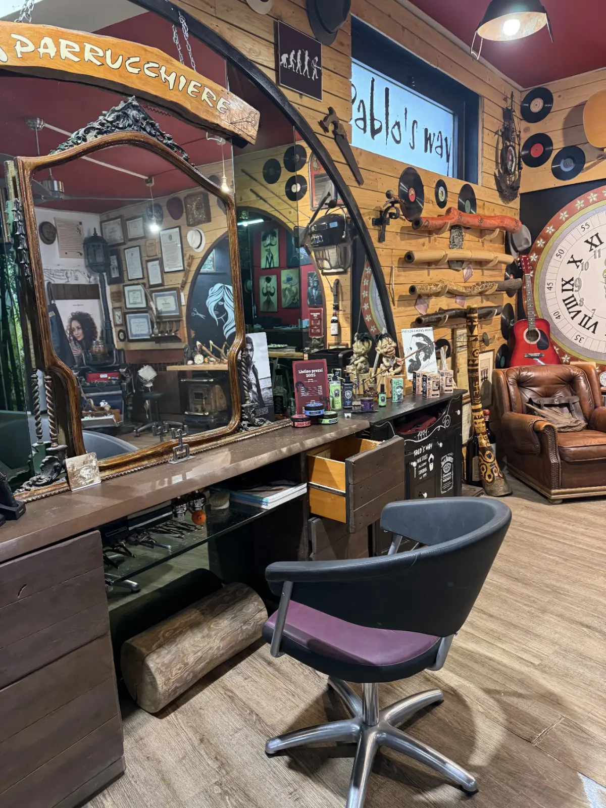 Interno del barbiere Pablo's Way - postazione vintage